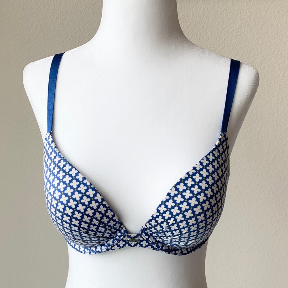 Victoria’s Secret Fabulous Plunge Bra